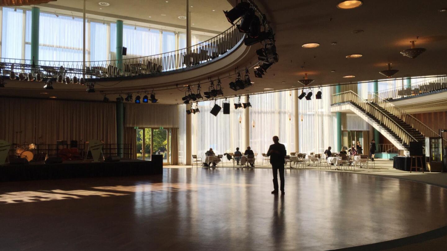 Zeigt große Event-Location mit Technik auf die Bühne gerichtet