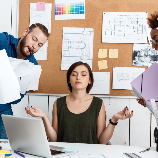 Kollegen diskutieren wegen der Eventplanung