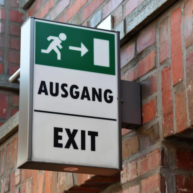 Notausgang Hinweis an Backsteinwand befestigt