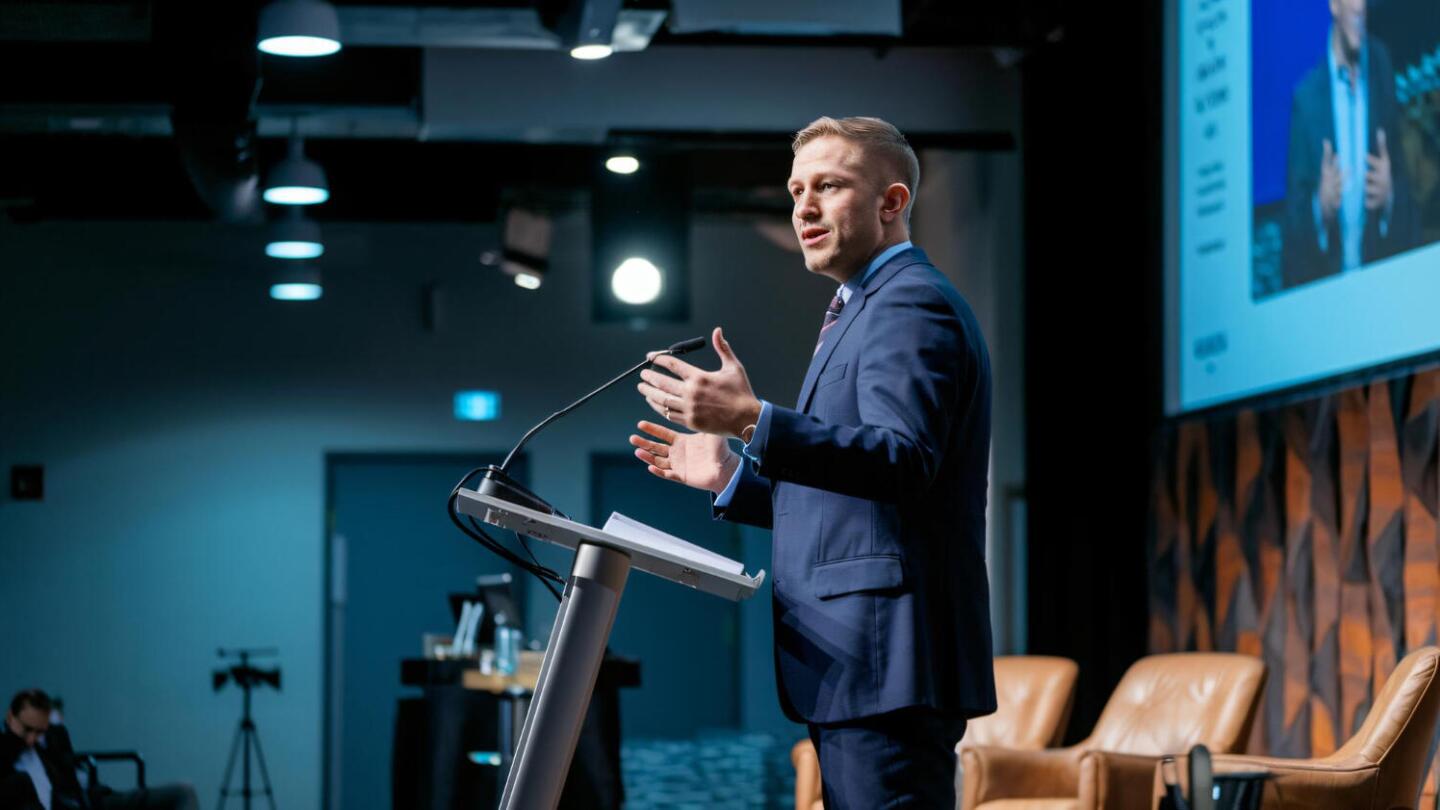 Redner hält Vortrag auf Konferenz