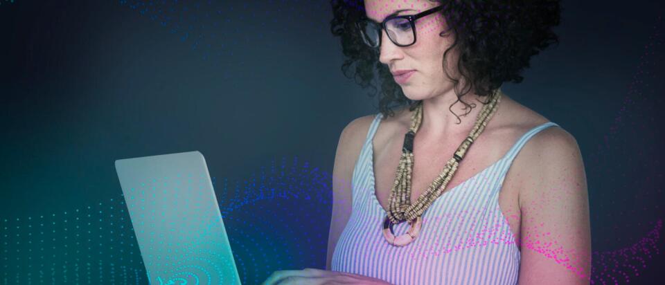 Event-Managerin mit Laptop arbeitet fokussiert an KI-gestützten Planungstools, um Events effizienter zu organisieren.