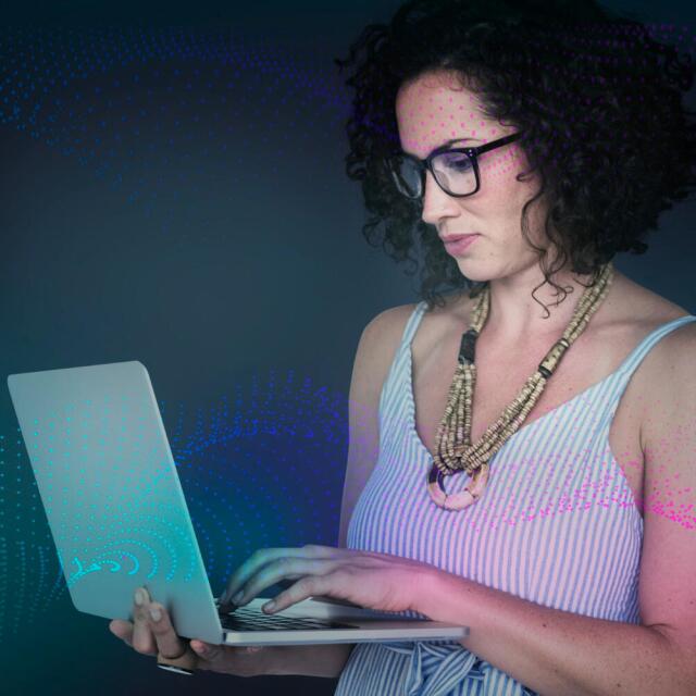 Event-Managerin mit Laptop arbeitet fokussiert an KI-gestützten Planungstools, um Events effizienter zu organisieren.
